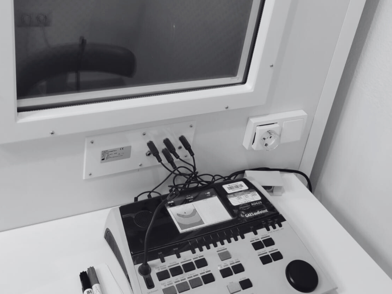 Audiología en Cáceres: Diagnóstico Preciso con el Dr. Javier García Gómez Imagen de una audiometría, reflejando la precisión en el diagnóstico de problemas auditivos por el Dr. Javier García Gómez en su consulta de