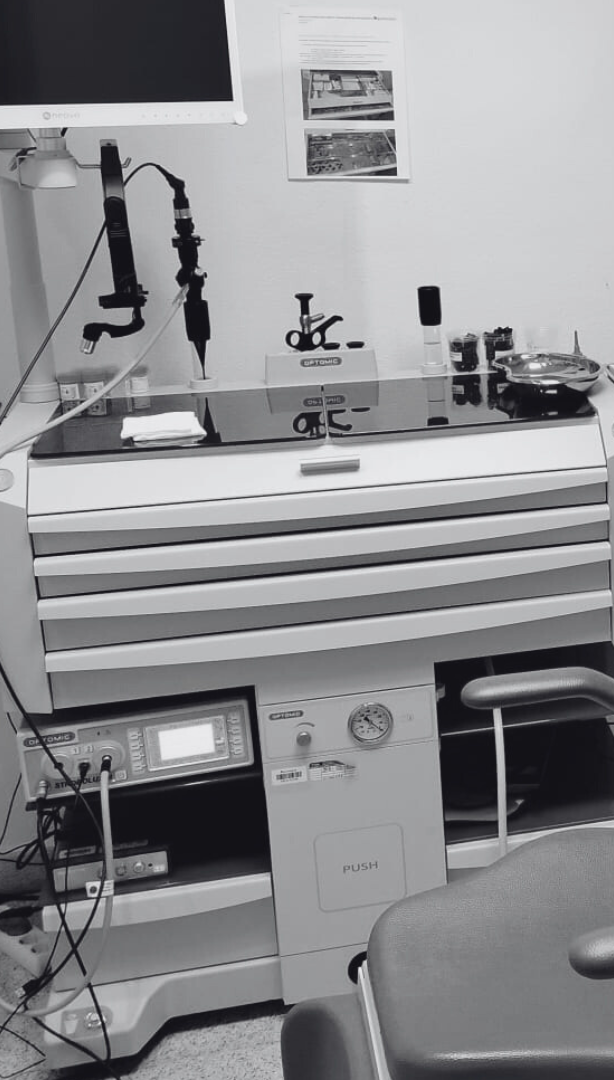 Soluciones para Problemas de Garganta en Cáceres: Dr. Javier García Gómez Imagen de una laringoscopia, técnica utilizada por el Dr. Javier García Gómez para diagnosticar y tratar problemas de garganta en su clínica
